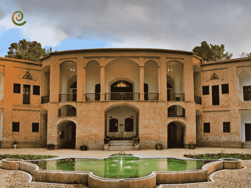 باغ اکبریه بیرجند در زمان سلطنت زندیه ساخته شده است و یکی ازآثار تاریخی ملی ایران نیز می‌باشد درباره آن در دکوول بخوانید.